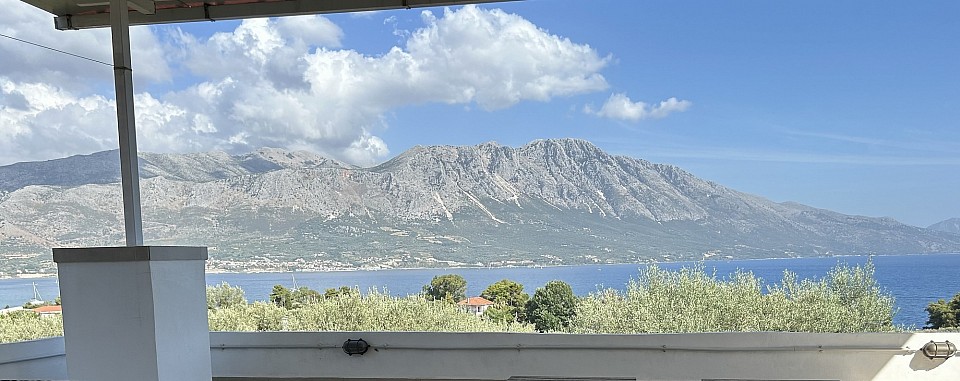 Uitzicht op de Ionian Sea en bergen